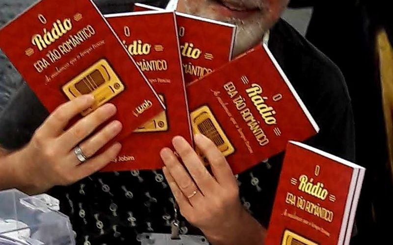Ruy Jobim em estúdio de produção de podcast e conteúdo