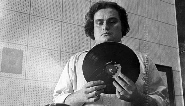 DJ Big Boy em estúdio de rádio durante a era dourada do rock