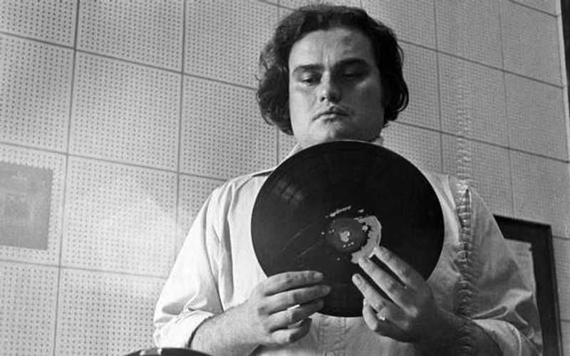 DJ Big Boy em estúdio de rádio durante a era dourada do rock