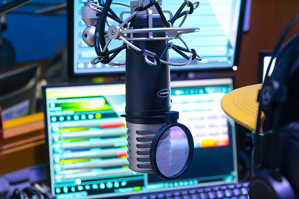 Estúdio de rádio com transmissão ao vivo e equipamento moderno