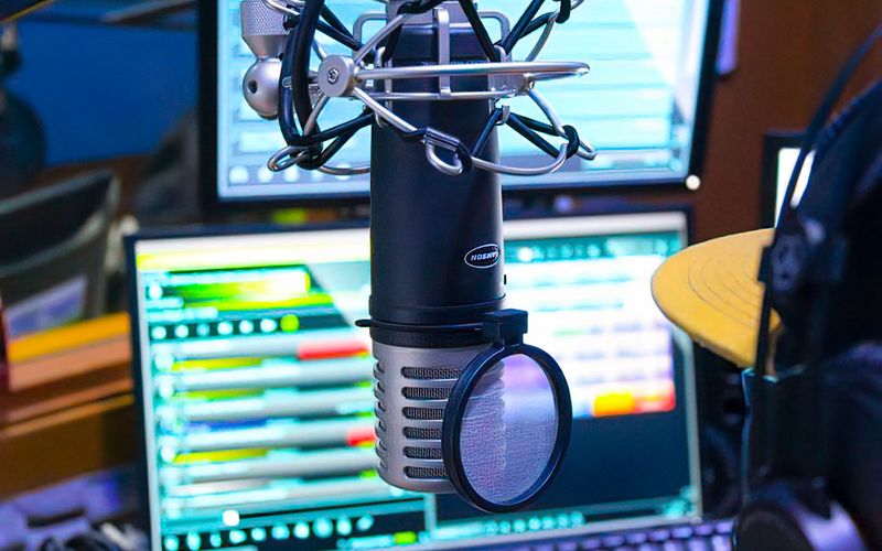 Estúdio de rádio com transmissão ao vivo e equipamento moderno