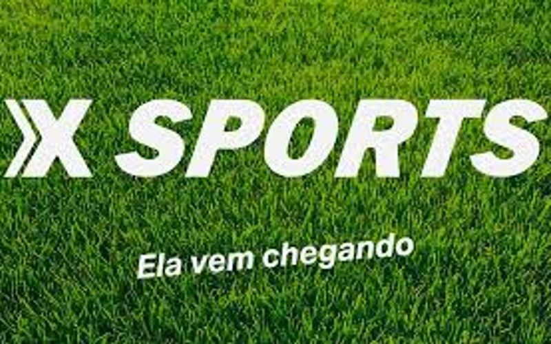 Transmissão de partida de futebol com narrador em estúdio de TV