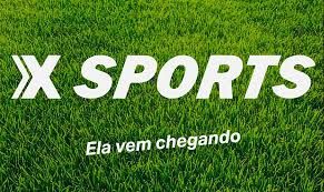 Transmissão de partida de futebol com narrador em estúdio de TV