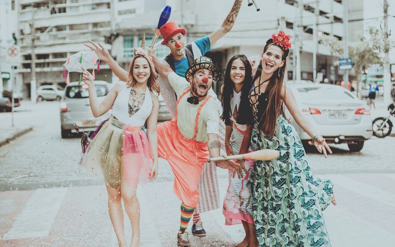 Pessoas pulando ao som de marchinhas clássicas nas ruas cariocas