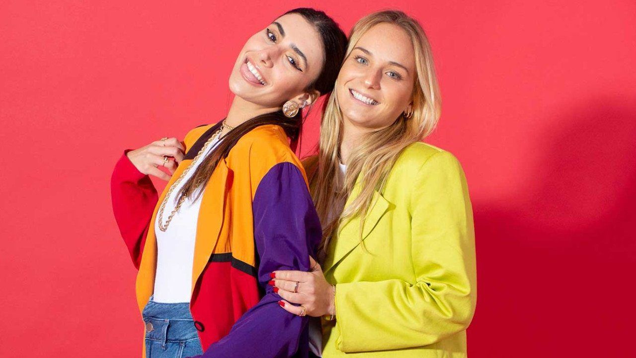 Roupas variadas em perchês esperando ser alugadas em plataforma sustentável