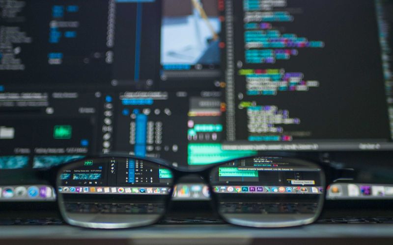 Profissionais de tecnologia colaborando em hackathon de sustentabilidade