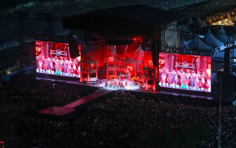 Lady Gaga em palco durante apresentação musical intensa para multidão