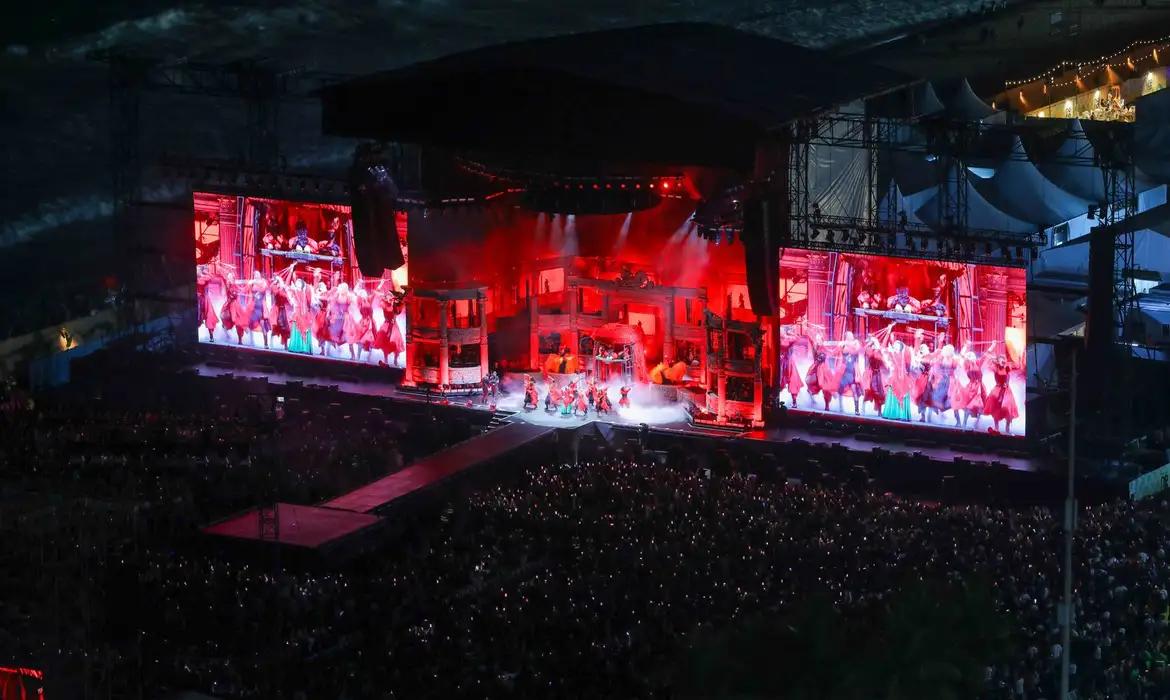 Lady Gaga em palco durante apresentação musical intensa para multidão