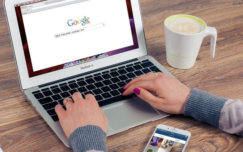 Tela de login Google com notificação de segurança de conta