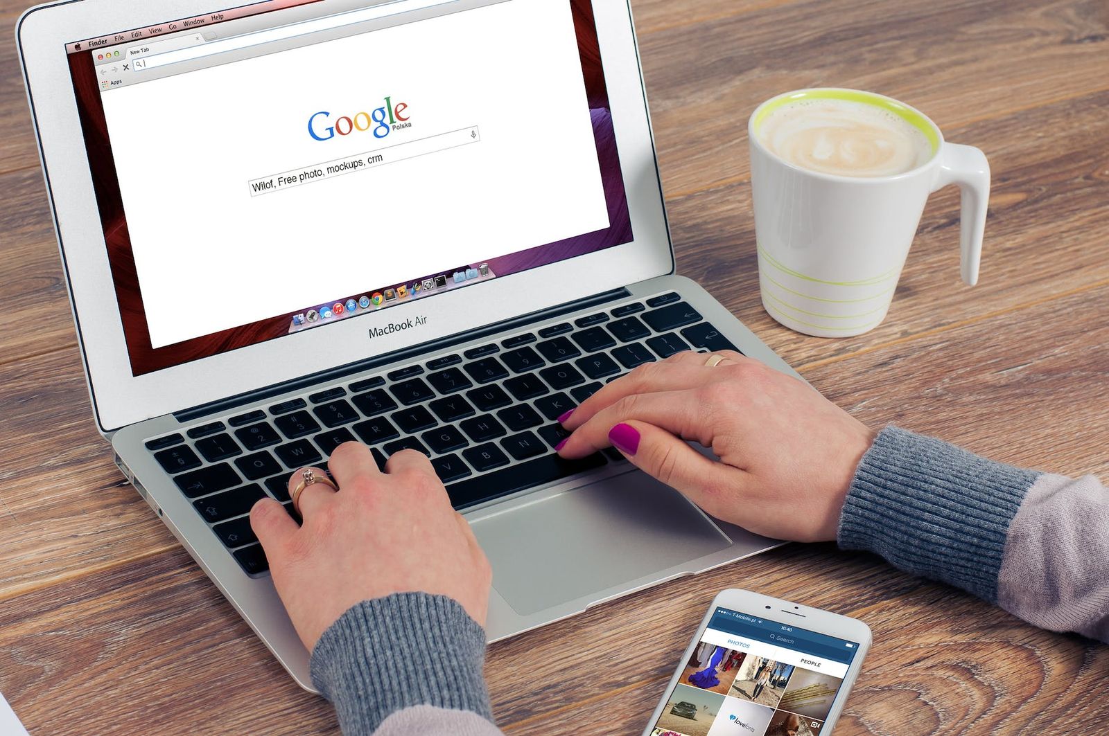 Tela de login Google com notificação de segurança de conta