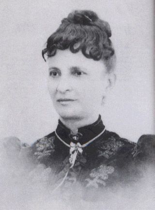 Retrato histórico de mulher em trajes do século XIX com livros