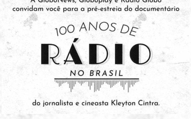 Rádio antiga em madeira ao lado de equipamentos modernos de transmissão