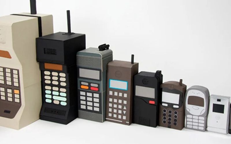 Telefone celular portátil de década passada comparado com tecnologia moderna