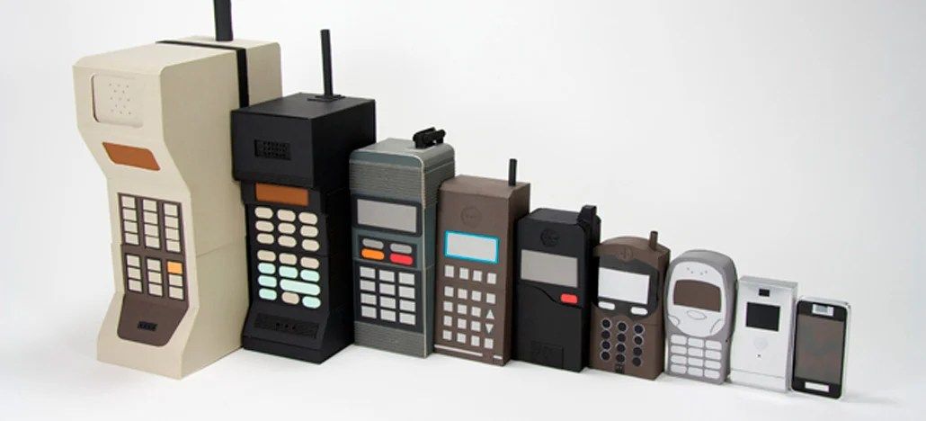 Telefone celular portátil de década passada comparado com tecnologia moderna