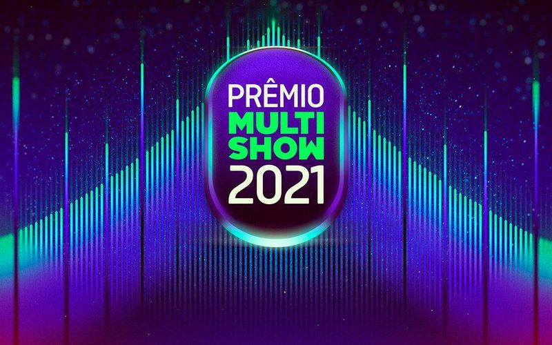 Palco de premiação com artistas celebrando prêmios Multishow 2021