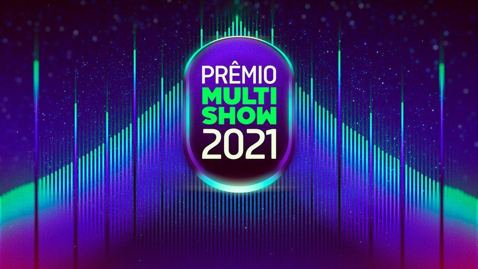 Palco de premiação com artistas celebrando prêmios Multishow 2021