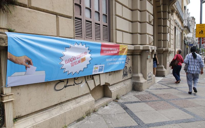 Eleitores votando em urna eleitoral para conselhos tutelares