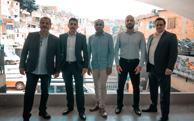 Estúdio moderno de transmissão de TV na comunidade de Paraisópolis