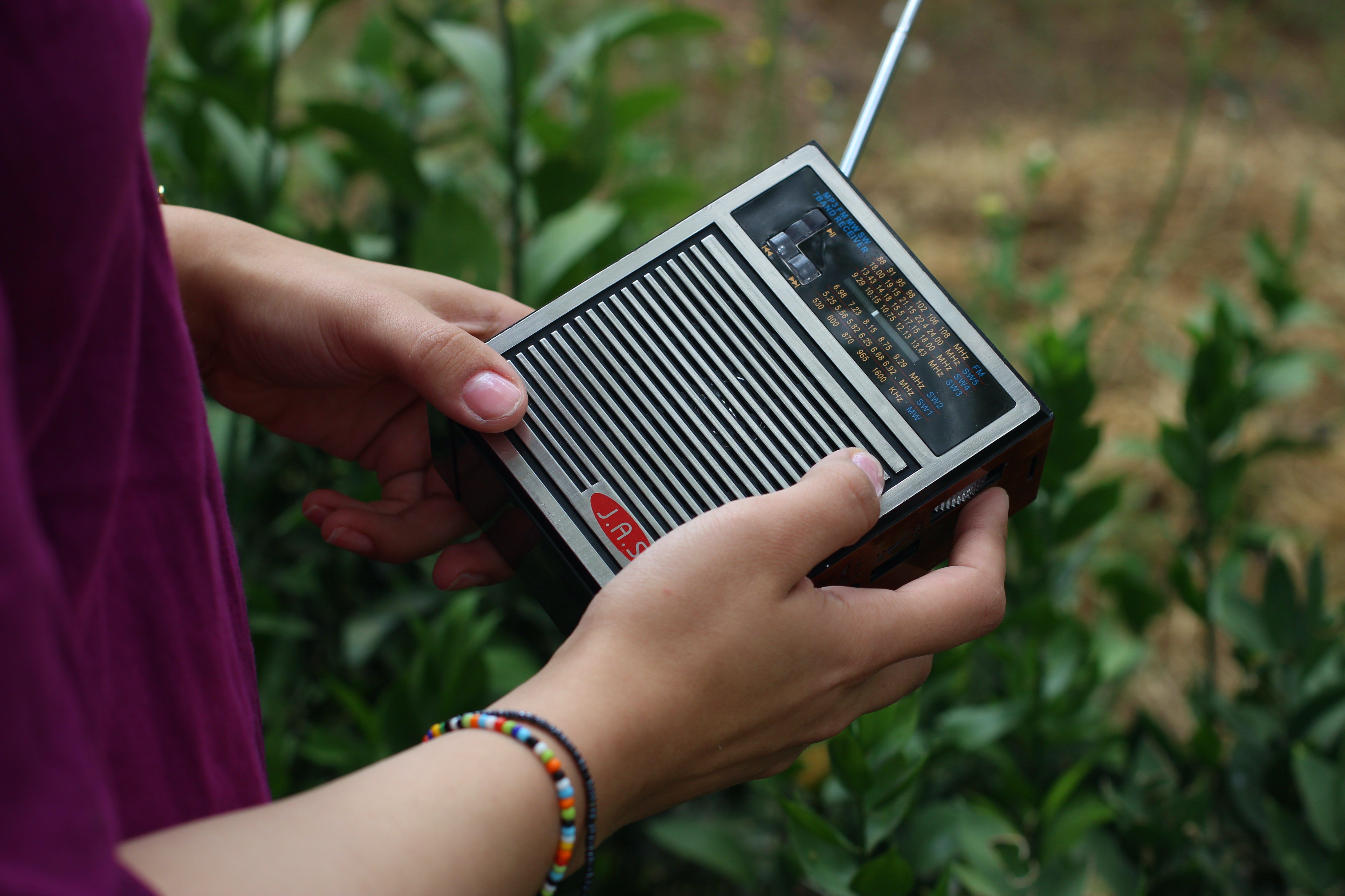 Pessoas reunidas ouvindo transmissão de rádio durante crise ou emergência