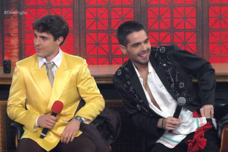 Dois filhos de apresentadores em performance no estúdio de TV