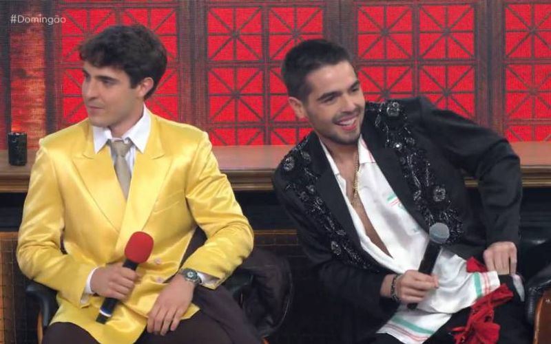 Dois filhos de apresentadores em performance no estúdio de TV