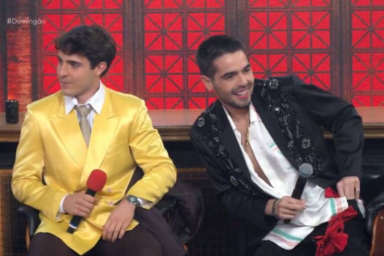 Dois filhos de apresentadores em performance no estúdio de TV