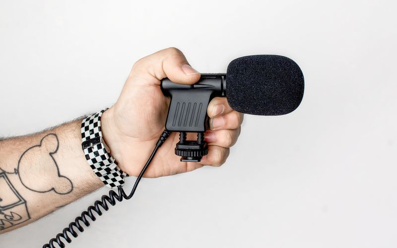 Microfone de lapela acoplado a roupa durante gravação de vídeo