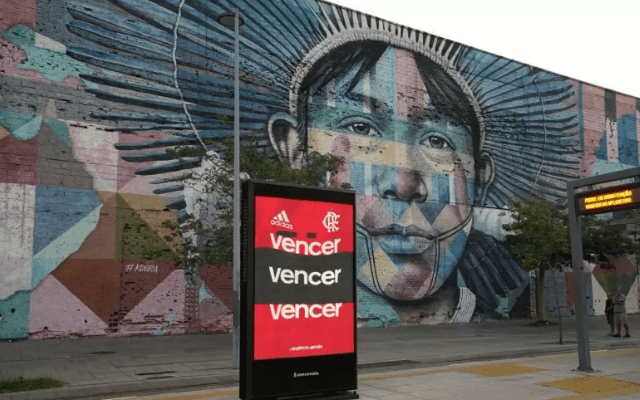 Estádio com torcedores do Flamengo em clima de tensão antes da final