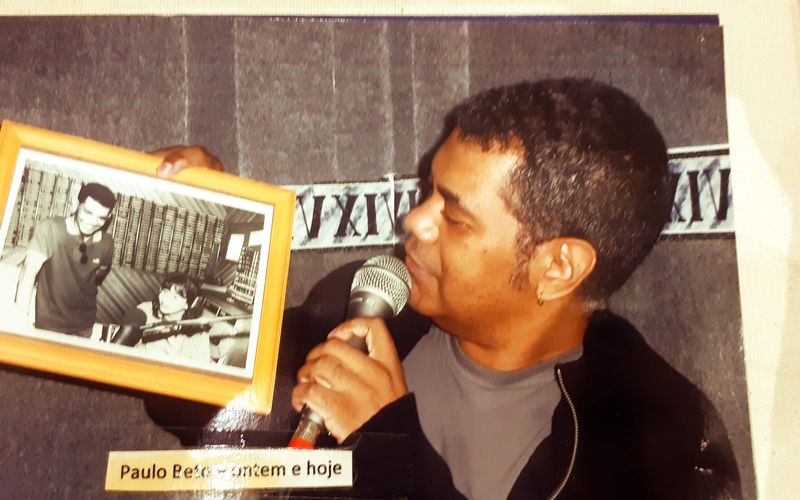 Locutor experiente em frente ao microfone de rádio no estúdio