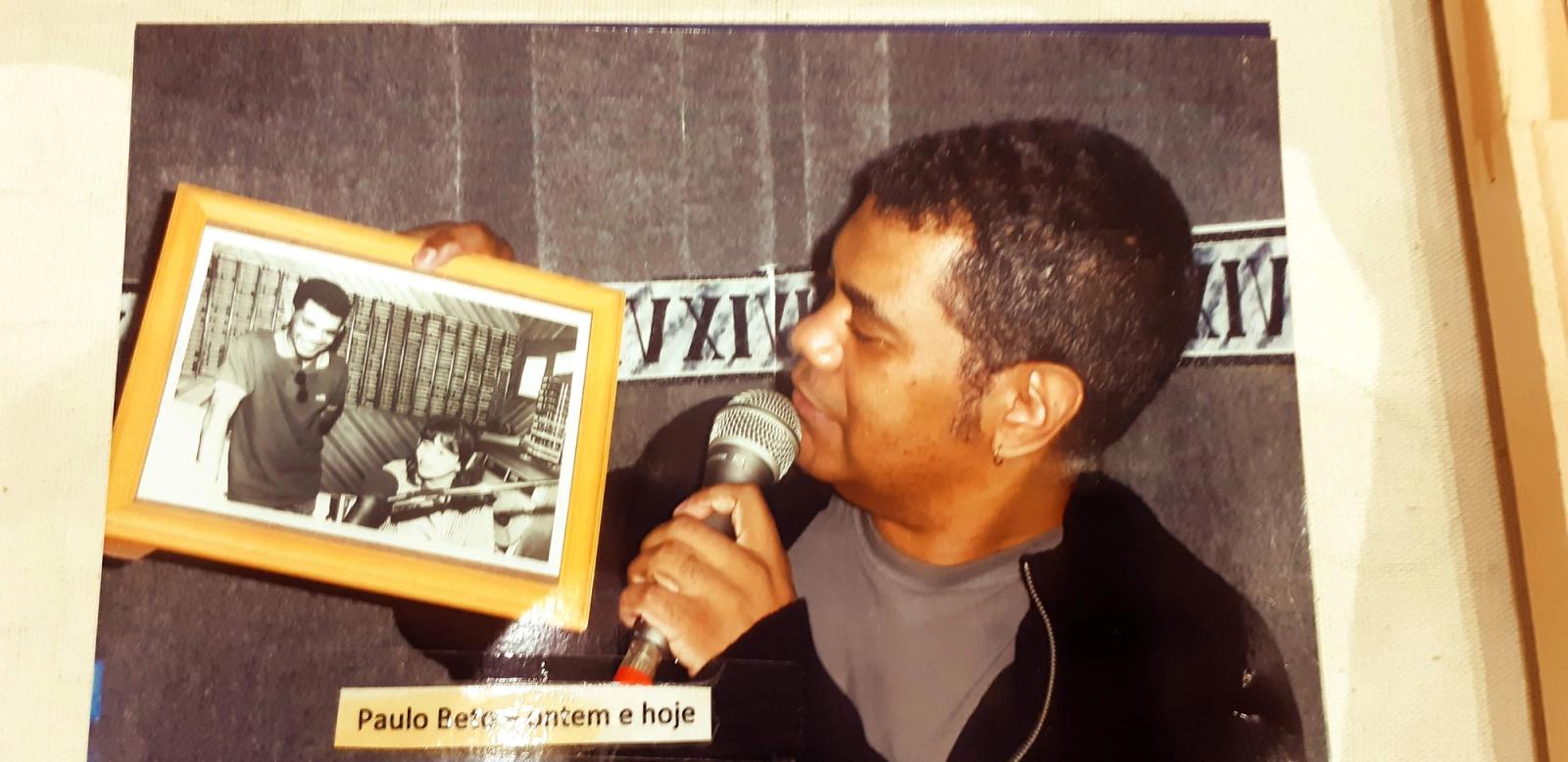 Locutor experiente em frente ao microfone de rádio no estúdio