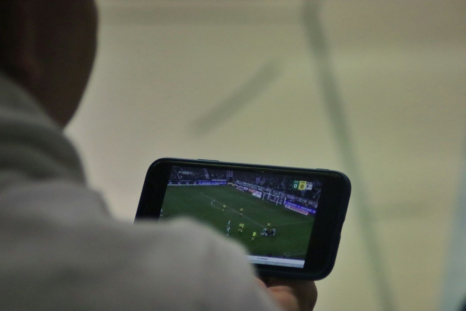 Pessoa assistindo a um jogo de futebol ao vivo na tela do celular