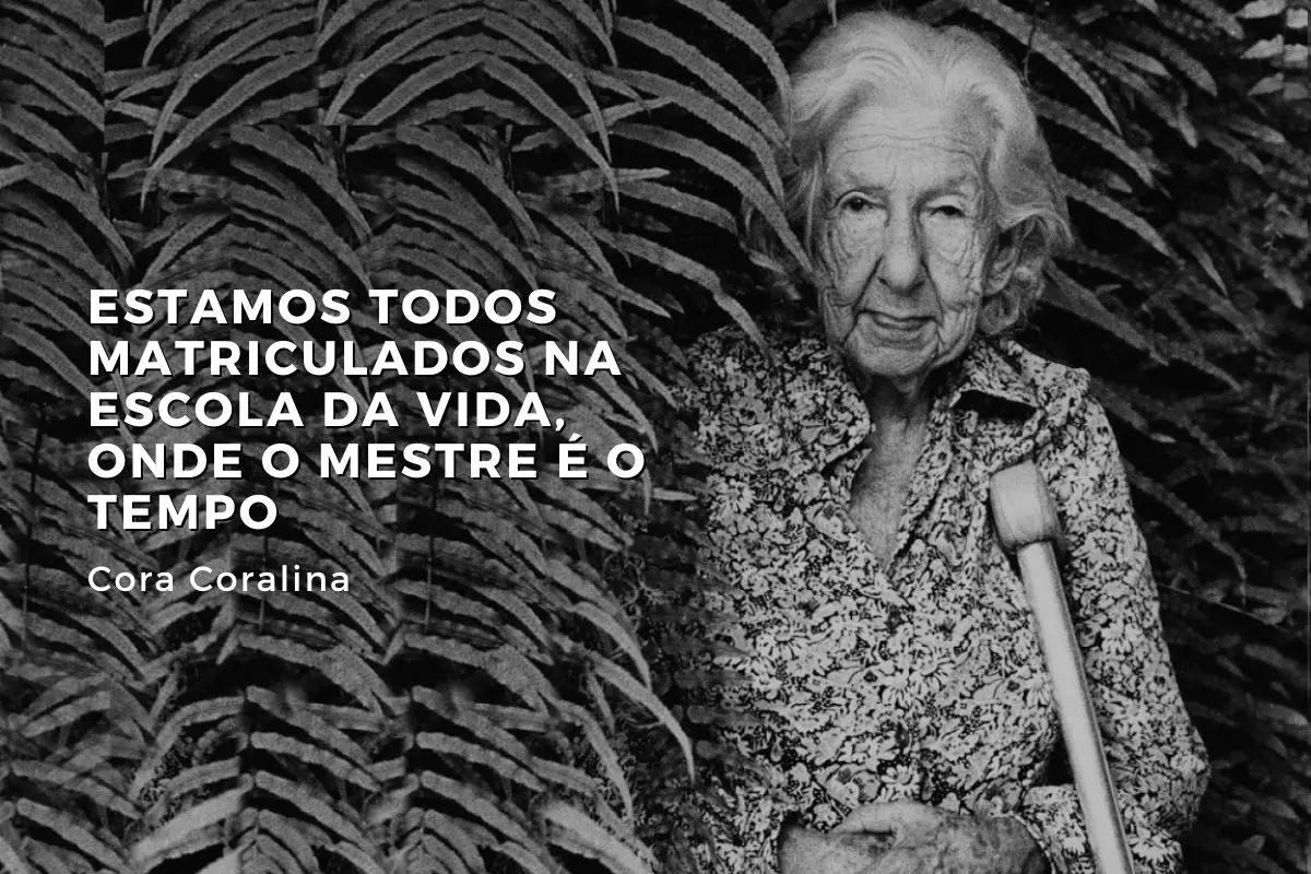Cora Coralina em fotografia histórica com seus escritos ao fundo