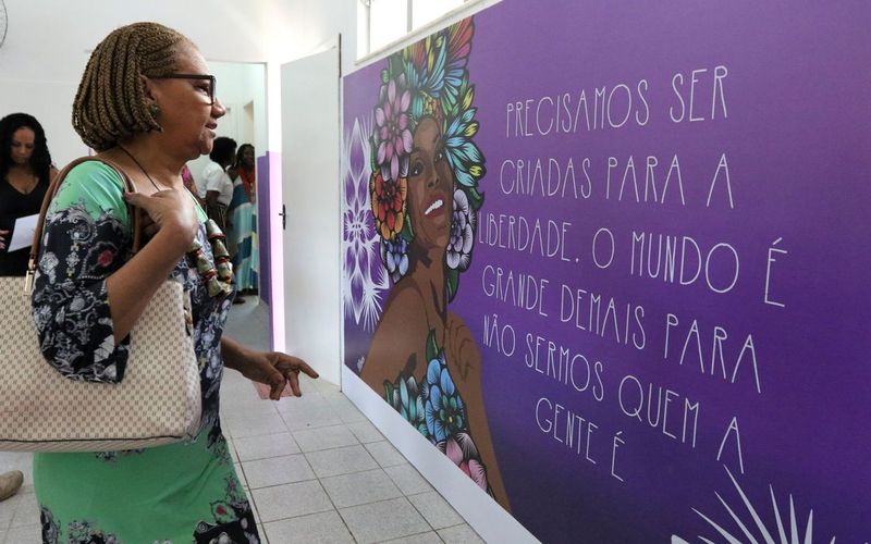 Entrada da Casa da Mulher Carioca com sinalização clara e espaço acolhedor