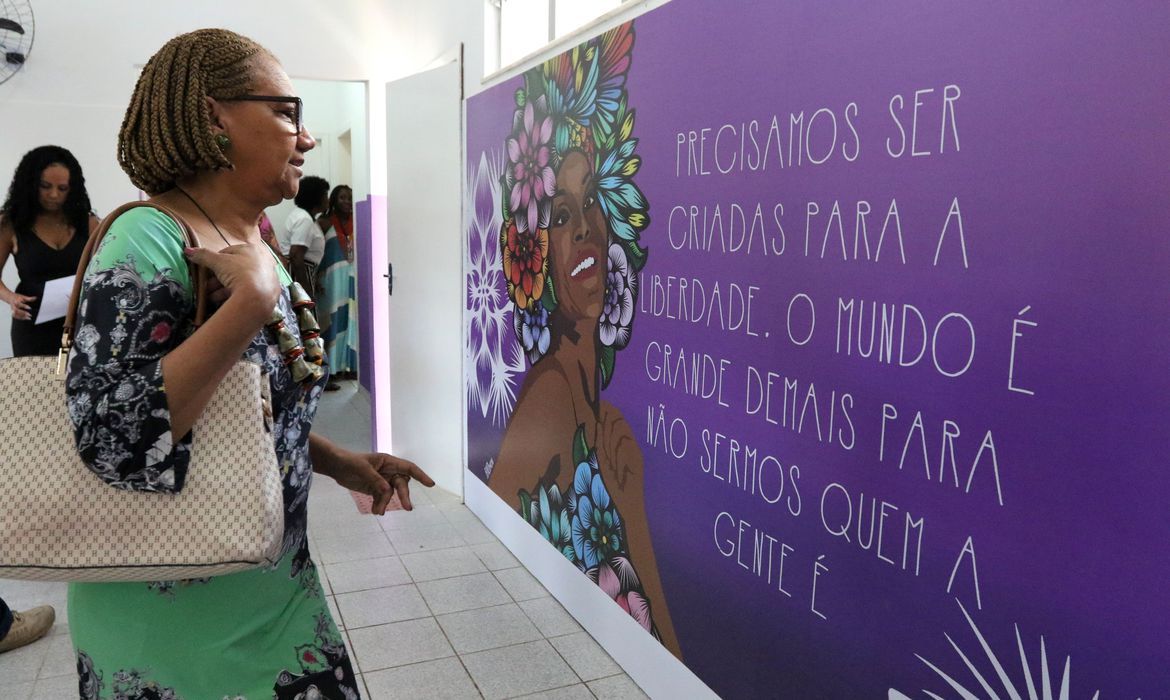 Entrada da Casa da Mulher Carioca com sinalização clara e espaço acolhedor