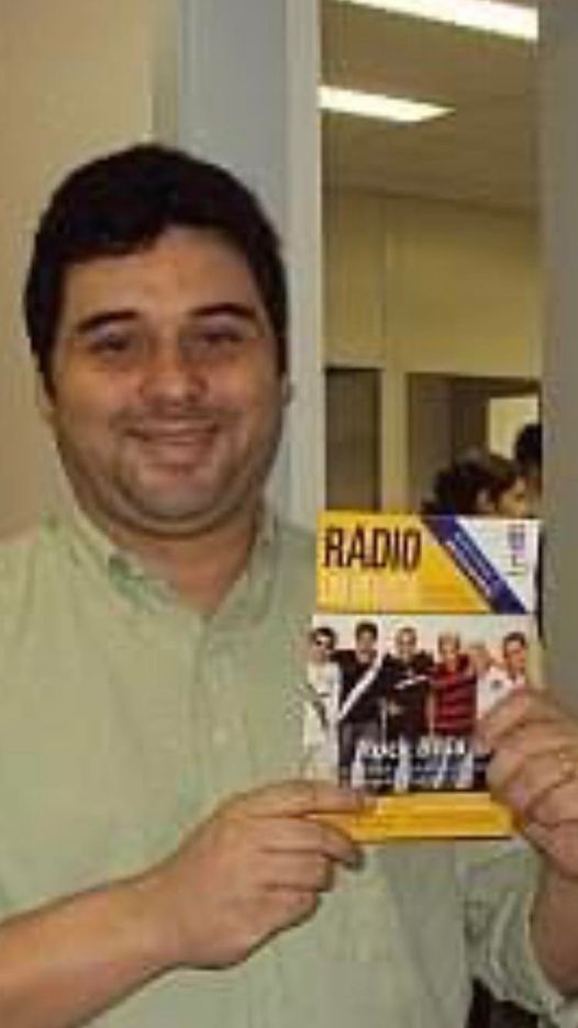 Estúdio de rádio profissional com alunos em aulas práticas