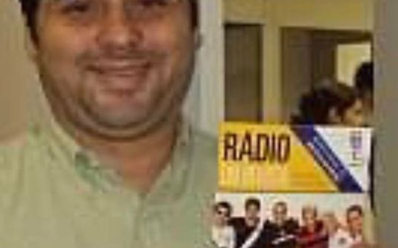Estúdio de rádio profissional com alunos em aulas práticas