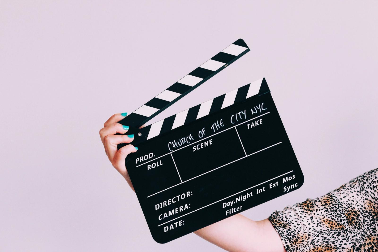 Roteiro de documentário impresso com anotações de produção profissional
