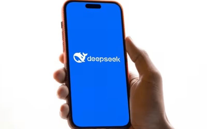 Logo DeepSeek em interface de chatbot com elementos de código abertos