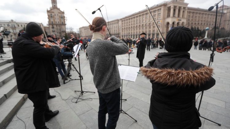 Transmissores de rádio com símbolos de paz e solidariedade europeia