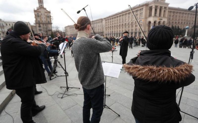 Transmissores de rádio com símbolos de paz e solidariedade europeia