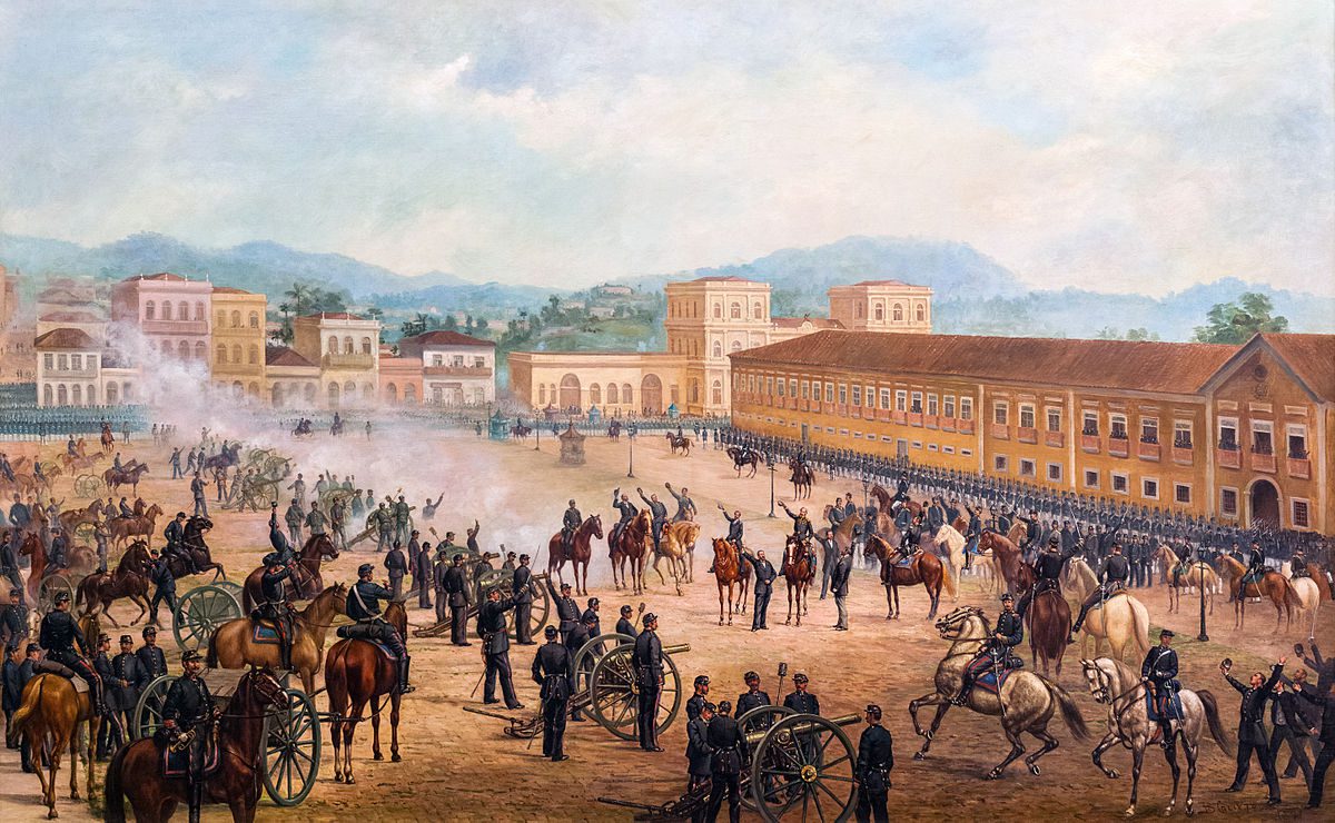 Acervo histórico mostrando uniformes de soldados de 1889 em vitrine