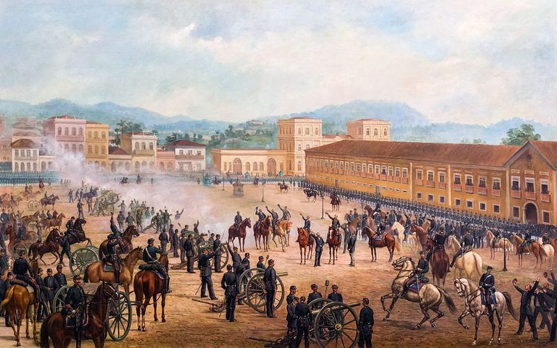 Acervo histórico mostrando uniformes de soldados de 1889 em vitrine