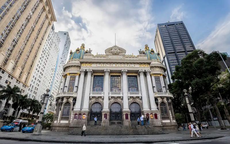 Orquestra Sinfônica Brasileira Jovem apresentando-se no Theatro Municipal