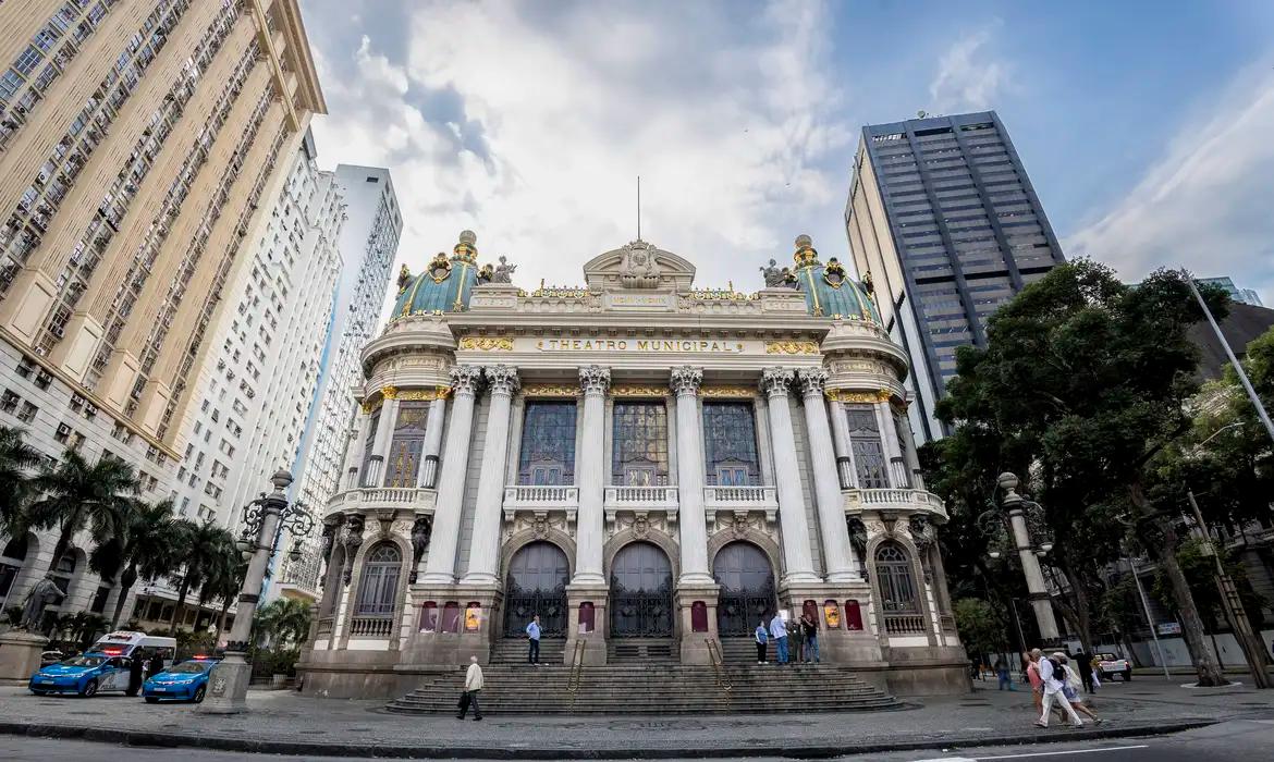 Orquestra Sinfônica Brasileira Jovem apresentando-se no Theatro Municipal