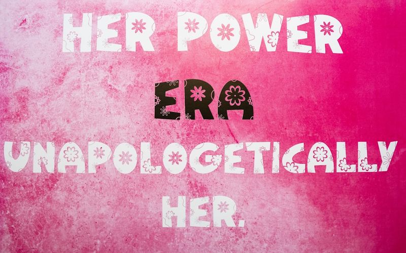 Cena humorística de campanha sobre direitos e proteção feminina
