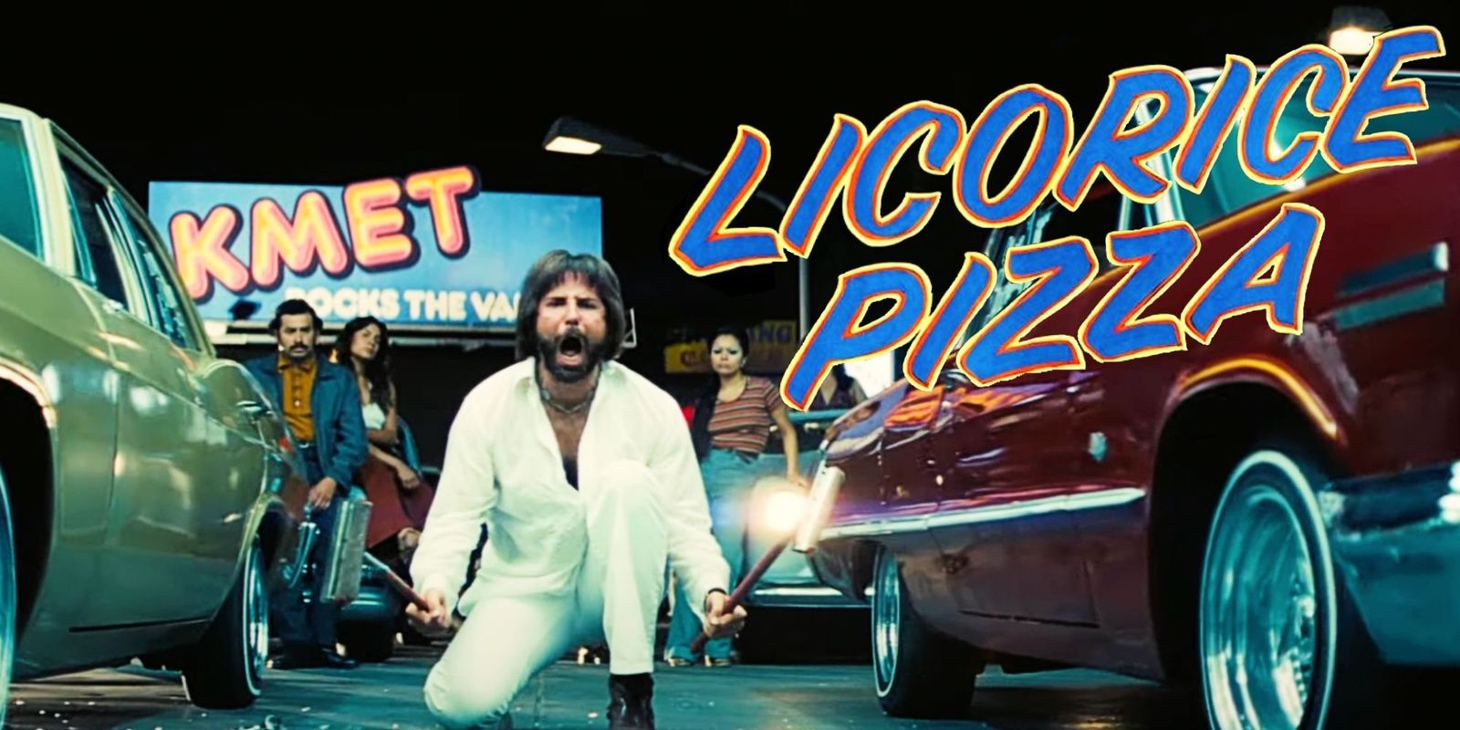 Cena do filme Licorice Pizza com casal em ambiente retrô dos anos 70