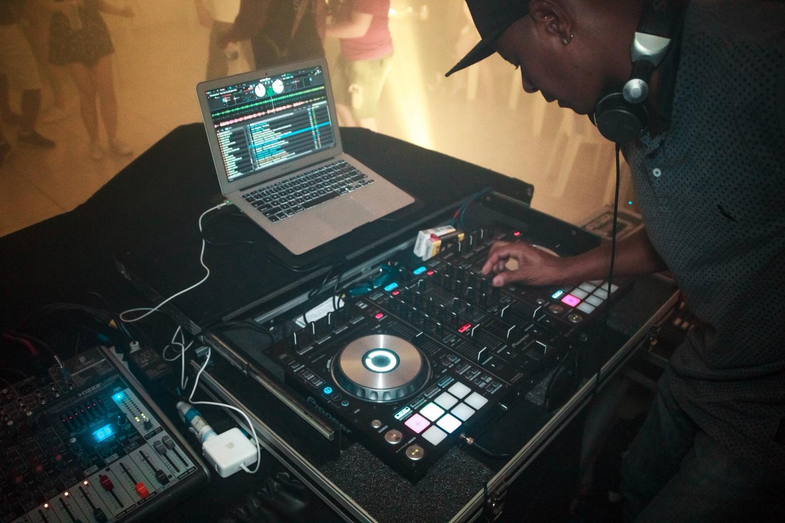 DJ em cabine com equipamento de áudio em evento musical