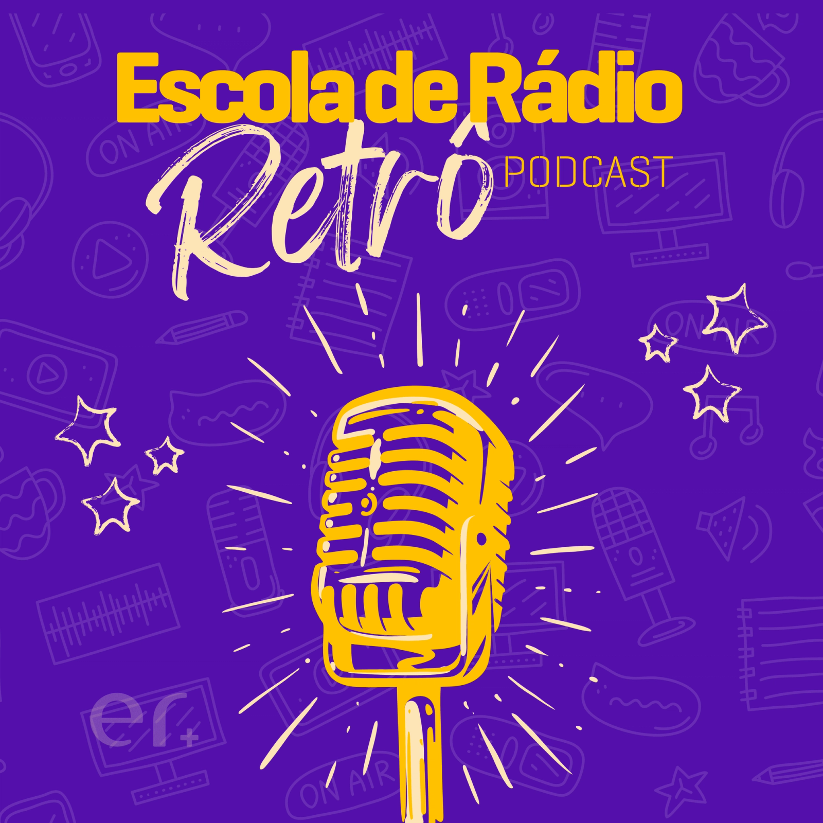 Microfone profissional em estúdio de podcast com painel de controle ao fundo