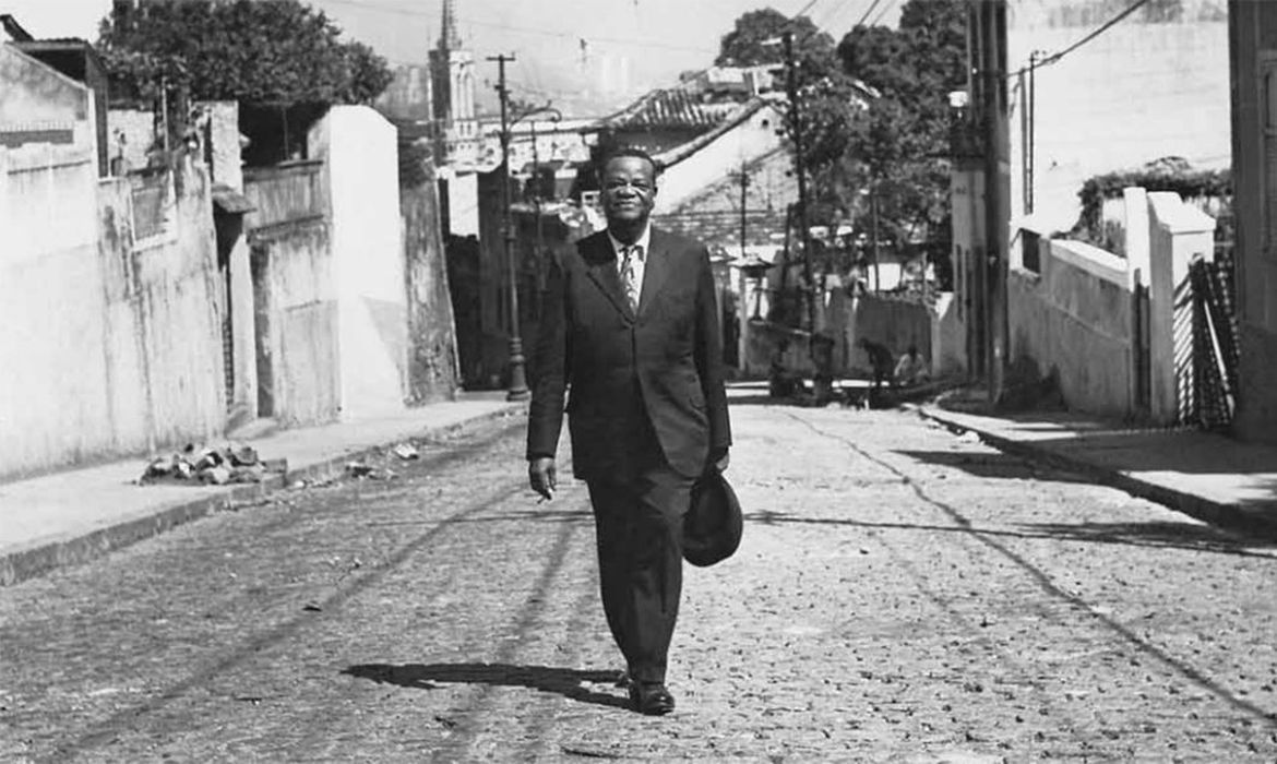 Exposição sobre modernismo negro homenageando artistas brasileiros influentes