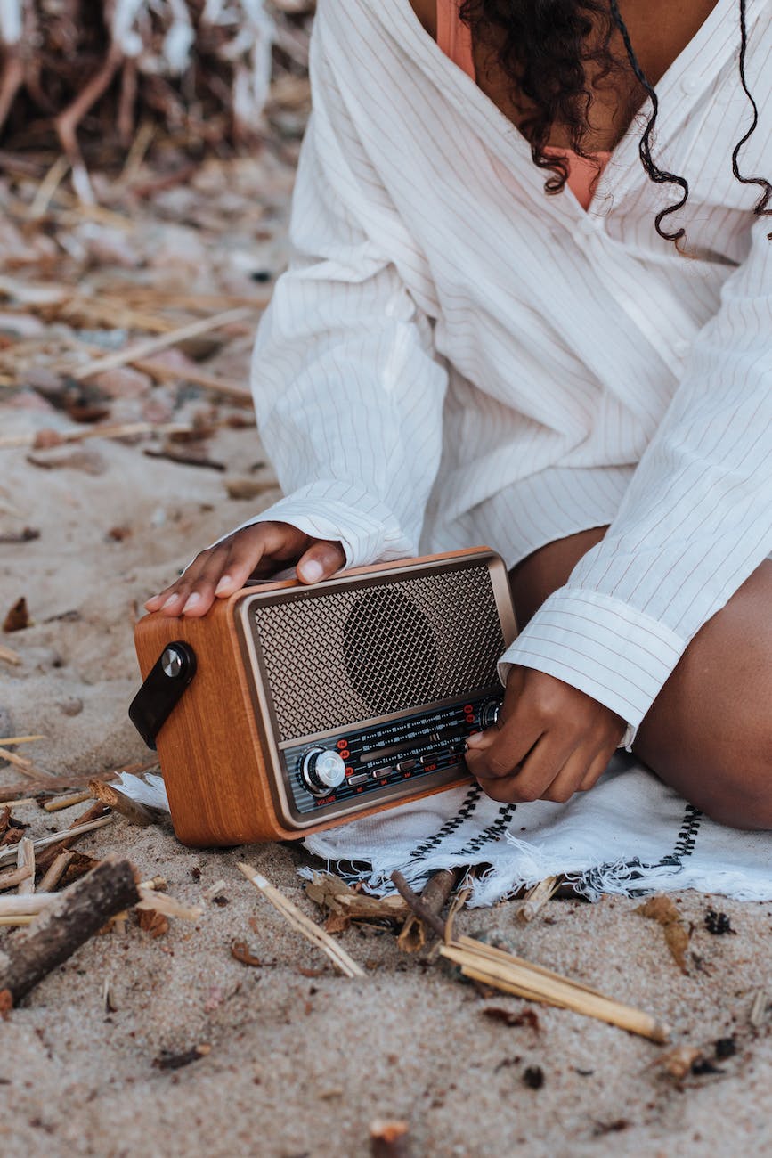 Cabine de rádio com equipamento de locução e painel de mixagem profissional